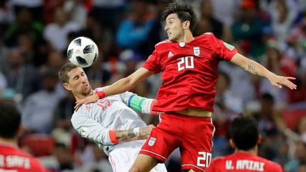 Mit Köpfchen. Spaniens Sergio Ramos (l.) im Zweikampf mit dem Iraner Sardar Azmoun.