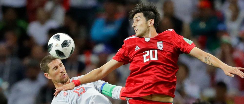 Mit Köpfchen. Spaniens Sergio Ramos (l.) im Zweikampf mit dem Iraner Sardar Azmoun.