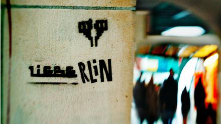 Graffiti "LieBerlin" an der Hochbahn Schoenhauser Allee. 