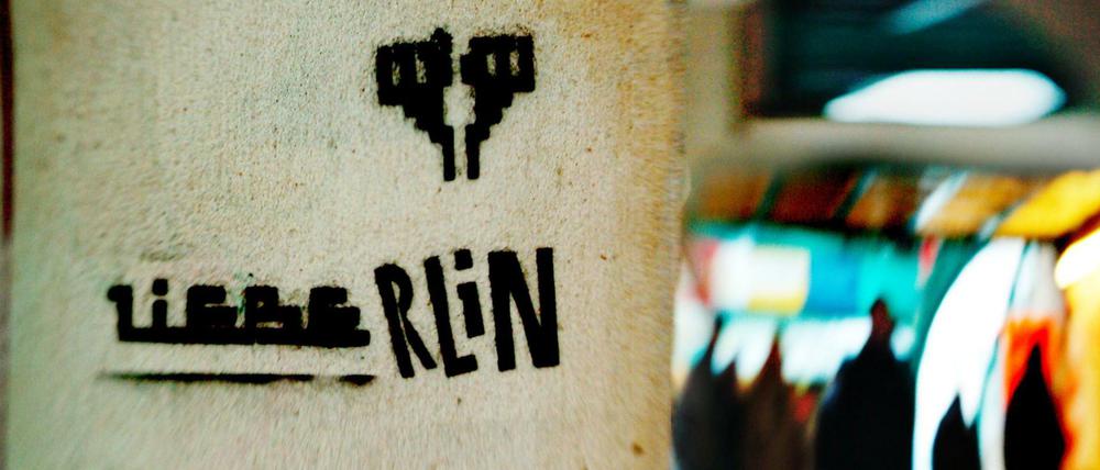 Graffiti "LieBerlin" an der Hochbahn Schoenhauser Allee.