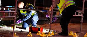 Polizisten sichern den Tatort vor einem Internetcafé im südschwedischen Malmö.