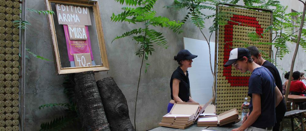Besucher im Garten des Kunst- und Projekthauses Torstraße 111.