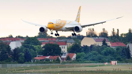 Direkte Verbindung: Der erste Flug der neuen Linie von Singapur nach Tegel bei der Landung am Mittwoch.