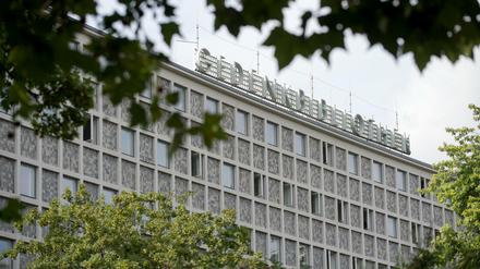Der Schriftzug "Gedenkbibliothek" auf dem Dach der Amerika Gedenkbibliothek in Berlin zu sehen. 
