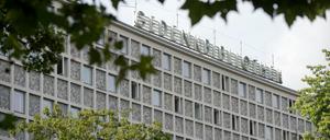 Der Schriftzug "Gedenkbibliothek" auf dem Dach der Amerika Gedenkbibliothek in Berlin zu sehen. 