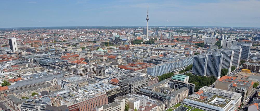 Blick auf verschiedene Gebäude im Berliner Stadtzentrum mit dem Fernsehturm im Hintergrund. 