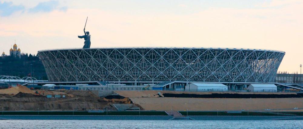 Die neue Wolgograd-Arena entstand am Ufer der Wolga vor der Kulisse des Kriegsmahnmals "Mutter Heimat ruft".