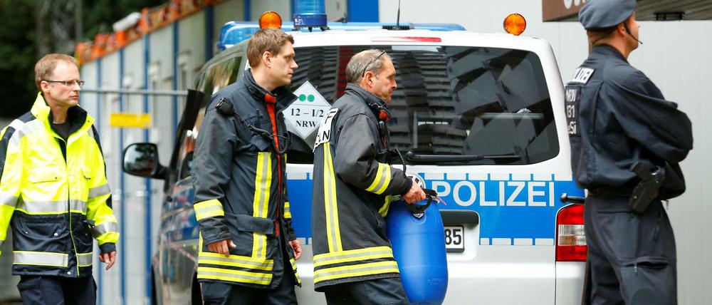 Einsatzkräfte durchsuchen die Kölner Wohnung von Sief H. 