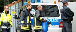 Einsatzkräfte durchsuchen die Kölner Wohnung von Sief H. 