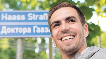 Philipp Lahm beim Besuch einer deutschen Schule in Moskau.