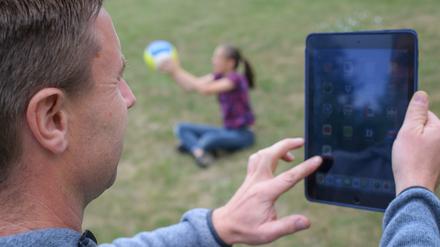 Wenn die Aufmerksamkeit mehr beim Tablet als beim eigenen Kind liegt, werden Verhaltensstörungen des Nachwuchses befördert.