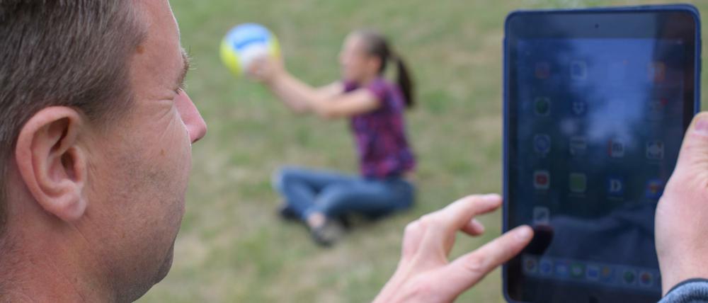 Wenn die Aufmerksamkeit mehr beim Tablet als beim eigenen Kind liegt, werden Verhaltensstörungen des Nachwuchses befördert.