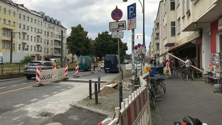 Viel Platz für Bauarbeiter und ihr Auto. Radfahrer müssen sich auf die verbleibende Fahrbahn quetschen. 