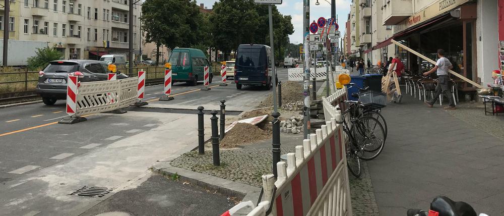 Viel Platz für Bauarbeiter und ihr Auto. Radfahrer müssen sich auf die verbleibende Fahrbahn quetschen.