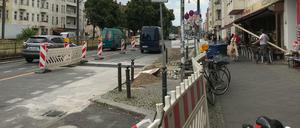 Viel Platz für Bauarbeiter und ihr Auto. Radfahrer müssen sich auf die verbleibende Fahrbahn quetschen. 