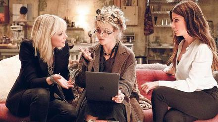 Lou (Cate Blanchett), Rose (Helena Bonham Carter) und Debbie (Sandra Bullock) besprechen ihren Millionenraub.