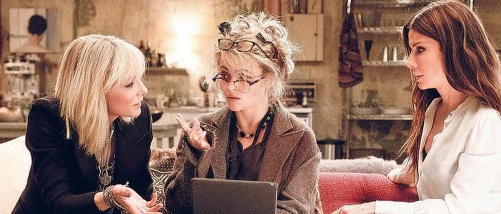 Lou (Cate Blanchett), Rose (Helena Bonham Carter) und Debbie (Sandra Bullock) besprechen ihren Millionenraub.