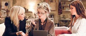 Lou (Cate Blanchett), Rose (Helena Bonham Carter) und Debbie (Sandra Bullock) besprechen ihren Millionenraub.