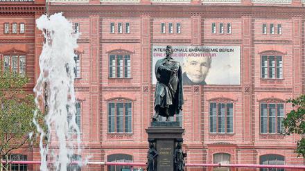 Bauliche Hülle. Noch steht das Schinkel-Denkmal vor einer Schaufassade – immerhin mit dem Namen „Bauakademie“.