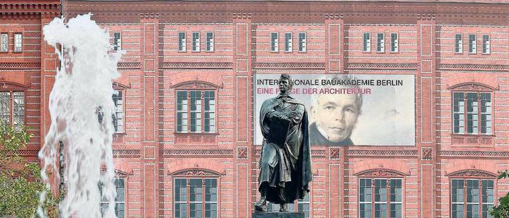 Bauliche Hülle. Noch steht das Schinkel-Denkmal vor einer Schaufassade – immerhin mit dem Namen „Bauakademie“.