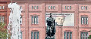 Bauliche Hülle. Noch steht das Schinkel-Denkmal vor einer Schaufassade – immerhin mit dem Namen „Bauakademie“.