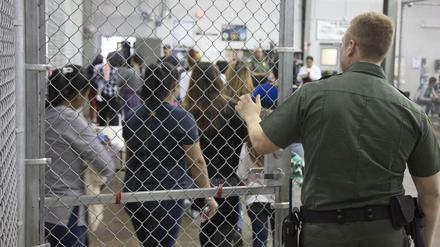 Illegale Einwanderer in Gewahrsam in McAllen, Texas.