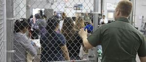 Illegale Einwanderer in Gewahrsam in McAllen, Texas.