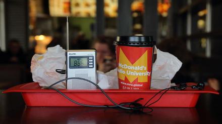 McDonald als Schutzraum: „McDonald’s Radio University“ des Japaners Akira Takayama