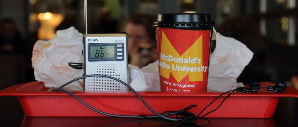 McDonald als Schutzraum: „McDonald’s Radio University“ des Japaners Akira Takayama