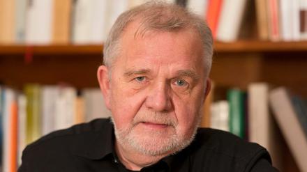 Der deutsche Philosoph und Schriftsteller Rüdiger Safranski in seinem Wohnhaus in Badenweiler.