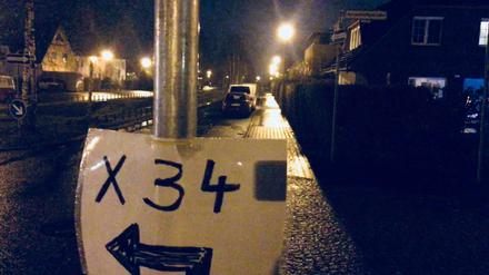 Der X34 wird mal wieder umgeleitet. Hier ein Foto aus der Landstadt Gatow, wo sich Busfahrer durch die engen Straßen schieben.