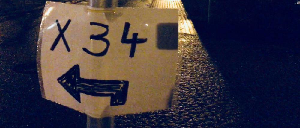 Der X34 wird mal wieder umgeleitet. Hier ein Foto aus der Landstadt Gatow, wo sich Busfahrer durch die engen Straßen schieben.