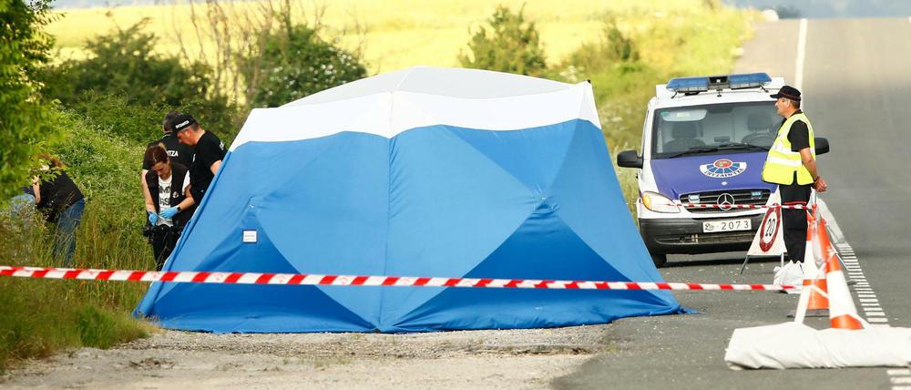 Polizisten sichern am Fundort einer Frauenleiche, nahe der Autobahn bei Asparrena, Spuren.