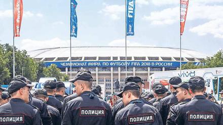 Unter Beobachtung. Sicherheitskräfte vor dem Stadion. 