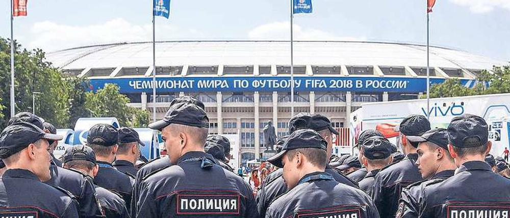 Unter Beobachtung. Sicherheitskräfte vor dem Stadion. 