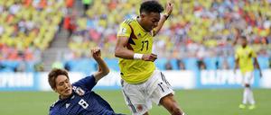 Mit harten Bandagen. Genki Haraguchi (l) aus Japan kämpft mit Johan Mojica aus Kolumbien um den Ball. 