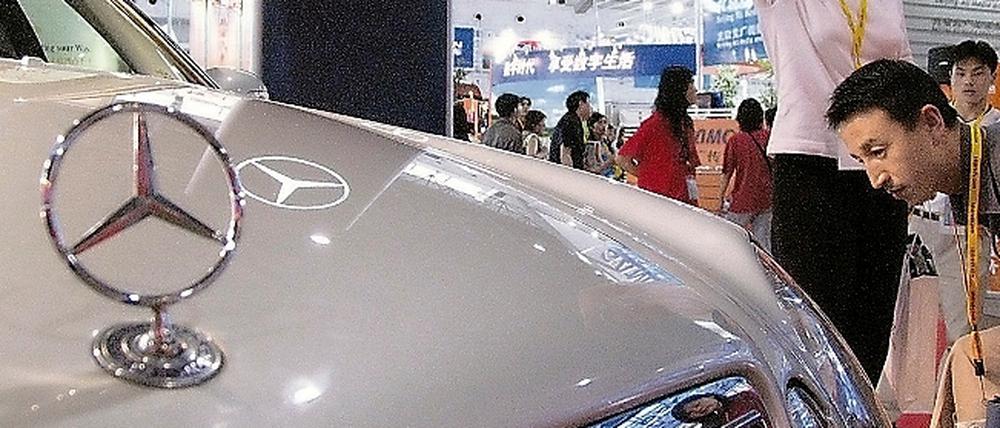 Messebesucher in Peking. China ist ein wichtiger Markt für Daimler.