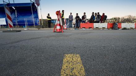 Wer ohne Papiere und Visum einfach mal so nach Deutschland will, den darf, ja muss die Bundespolizei zurückweisen.