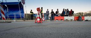 Wer ohne Papiere und Visum einfach mal so nach Deutschland will, den darf, ja muss die Bundespolizei zurückweisen.