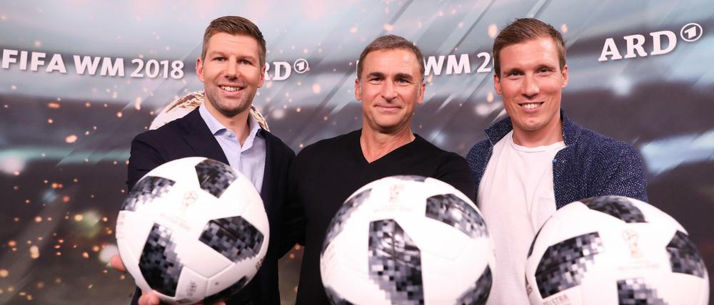 Wenn drei Bälle im Spiel sind, braucht man auch drei Experten. Thomas Hitzlsperger, Stefan Kuntz und Hannes Wolf (von links) treten bei der WM für die ARD als Experten auf.