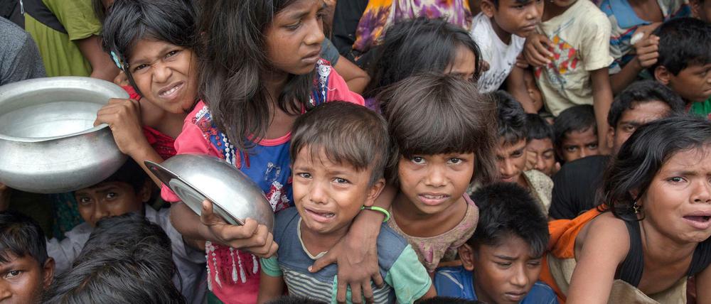 Kinder der muslimischen Minderheit Rohingya warten in Thaingkhali (Bangladesch) auf Essensrationen, die von einer türkischen Hilfsorganisation an Kinder und Frauen ausgeteilt werden.