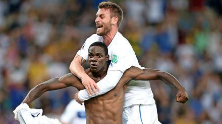 Mario Balotelli trifft, Daniele de Rossi (oben) teilt aus.
