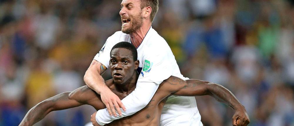 Mario Balotelli trifft, Daniele de Rossi (oben) teilt aus.
