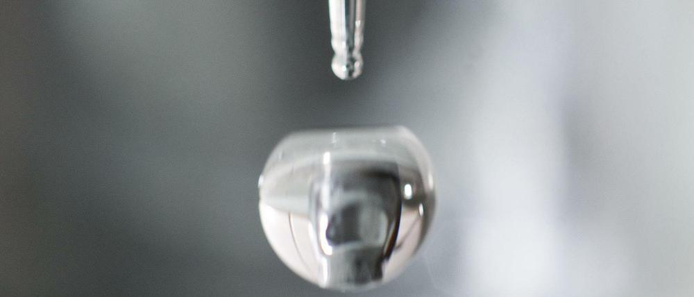 Ein Wassertropfen tropft aus einem Wasserhahn. (Symbolbild)