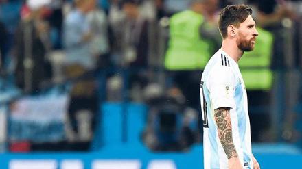 Ganz allein. Es ist bisher nicht die WM des Lionel Messi. 