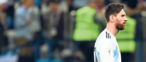 Ganz allein. Es ist bisher nicht die WM des Lionel Messi. 