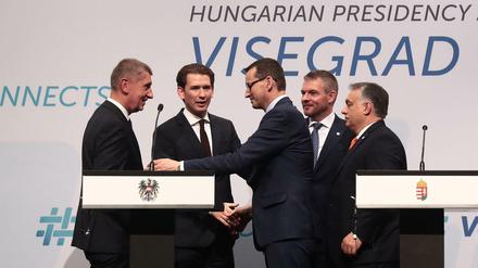 Die vier Regierungschefs der Visegrad-Staaten bei ihrem Treffen in Budapest - samt dem österreichischen Kanzler Kurz.