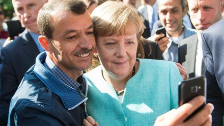Kanzlerin Angela Merkel 2015 beim Selfie mit Flüchtling - später setzte es dafür Kritik