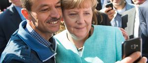 Kanzlerin Angela Merkel 2015 beim Selfie mit Flüchtling - später setzte es dafür Kritik