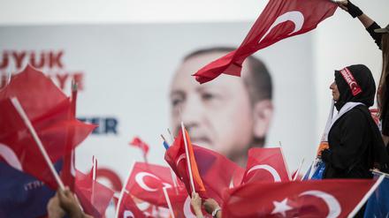 Anhänger des türkischen Präsidenten Recep Tayyip Erdogan verfolgen eine seiner Wahlkampfreden.